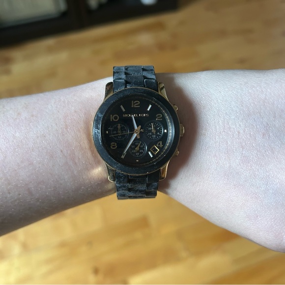Michael Kors Unisex watch / need new battery - Picture 1 of 5